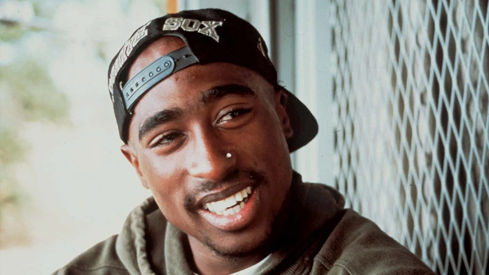 ১৯৯৬ সালের ৭ সেপ্টেম্বর অজ্ঞাতপরিচয় আততায়ীর হাতে প্রাণ যায় আমেরিকার র‌্যাপার টুপ্যাক শাকুরের। তিনি সঙ্গীত মহলে ‘২প্যাক’ নামে পরিচিত ছিলেন। মৃত্যুর সময় তাঁর বয়স হয়েছিল ২৫। নেভাদার লাস ভেগাসের একটি রাস্তায় রাত ১২টা নাগাদ তাঁর গাড়িটি ট্র্যাফিক সিগনালে দাঁড়ায়। তখনই সাদা একটি গাড়ি থেকে নেমে তাঁকে লক্ষ্য করে গুলি চালান বন্দুকবাজ। টুপ্যাকের বুকে চার বার গুলি করা হয়। ঘটনাস্থলেই মৃত্যু হয় শিল্পীর।