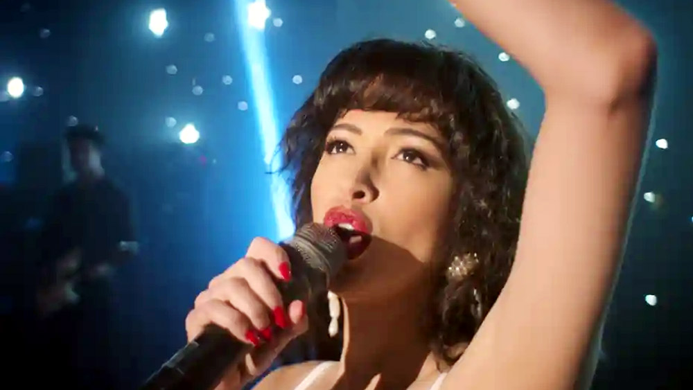 খুন হতে হয়েছিল নব্বইয়ের দশকের অন্যতম বিখ্যাত লাতিন গায়িকা সেলেনাকেও।  সেলেনা ‘কুইন অব তেজানো’ নামেও পরিচিত ছিলেন। নিজের ‘ফ্যান ক্লাব’-এর সভাপতির বিরুদ্ধেই আর্থিক তছরুপের অভিযোগ আনেন সেলেনা। এই নিয়ে ‘ফ্যান ক্লাব’-এর সভাপতি সালদিভার সঙ্গে কথা কাটাকাটিও হয় সেলেনার। তখনই সেলেনাকে লক্ষ্য করে গুলি চালান সালদিভা। এই গুলি তাঁর কাঁধে লাগে। তিনি পালাতে সক্ষম হলেও হোটেলের লবিতে আততায়ীর নাম জানিয়ে যান। কিন্তু পরে অতিরিক্ত রক্তক্ষরণের কারণে মারা যান সেলেনা।