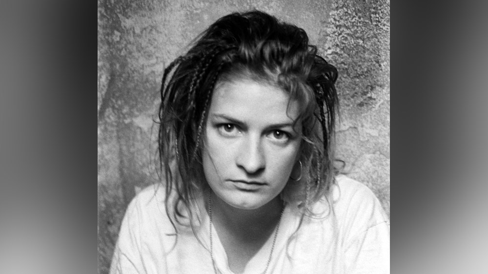 আমেরিকার সিয়াটলের ব্যান্ড ‘দ্য গিটস’-এর প্রধান গায়িকা ছিলেন মিয়া জাপাটা। খুব অল্প সময়েই গায়িকা হিসেবে বিস্তর খ্যাতি অর্জন করেছিলেন মিয়া। ১৯৯৩ সালের ৭ জুলাই এক অজ্ঞাতপরিচয় আততায়ী তাঁকে ধর্ষণ করার পর খুন করে। তাঁর শরীরের বিভিন্ন জায়গায় আঘাতের চিহ্ন ছিল। ময়নাতদন্ত অনুযায়ী মিয়াকে ধর্ষণের পর শ্বাসরোধ করে খুন করা হয়েছিল। তিনি যখন মারা যান তখন তাঁর বয়স ছিল ২৭। পরবর্তীতে জেসাস মেজকুয়া নামক এক ব্যক্তিকে মিয়াকে ধর্যণ এবং খুনের অভিযোগে গ্রেফতার করা হয়।