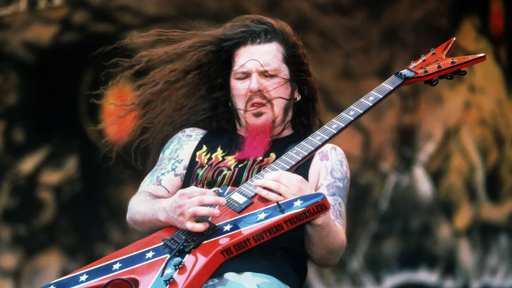 আমেরিকার বাসিন্দা, গায়ক ড্যারেল ল্যান্স অ্যাবট পরিচিত ছিলেন তাঁর মঞ্চ নাম ডাইমব্যাগ ড্যারেল নামে। ২০০৪ সালের ৮ ডিসেম্বর একটি অনুষ্ঠানে গান গাওয়ার সময় গুলিবিদ্ধ হয়ে খুন হন ডাইমব্যাগ। ডাইমব্যাগকে খুন করেন তাঁরই এক অনুরাগী নাথান গেল। ডাইমব্যাগকে লক্ষ্য করে এলোপাথাড়ি গুলি চালান নাথান। ডাইমব্যাগ ছাড়া একাধিক মানুষ গুলির আঘাতে নিহত হন। অভিযুক্ত নাথান মানসিক ভাবে বিকারগ্রস্ত ছিলেন বলেও পুলিশি তদন্তে উঠে আসে।