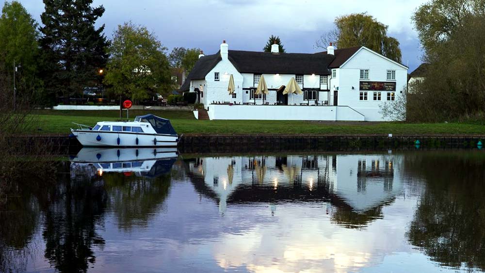 কেমব্রিজশায়ারের সেন্ট আইভস শহরে একটি জনপ্রিয় পাব ‘ওল্ড ফেরি বোট ইন’। নদীর তীরে মনোরম পরিবেশে অবস্থিত এই হোটলটিকে ঘিরে রয়েছে এক করুণ কাহিনি।