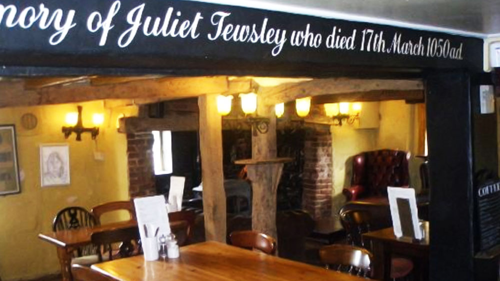 স্থানীয় গুজব, ওই ছোট হোটেলটিতে নাকি দিনের শেষে ‘গুড নাইট জুলিয়েট’ না বললে আলো নেভে না। দেশের অন্যতম ‘ভুতুড়ে হোটেল’ হিসাবে ‘ওল্ড ফেরি বোট ইন’কে গণ্য করা হয়।