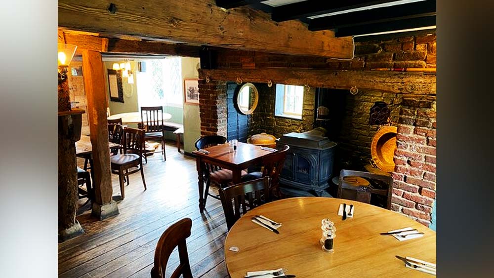 শুধু তাই নয়, রাতে আরও নানারকম ভুতুড়ে কাণ্ড ঘটে সেখানে। এই সব ভুতুড়ে ঘটনার পিছনে কারণ হিসাবে মনে করা হয় হোটেলটির বারের নীচে থাকা একটি কবর।