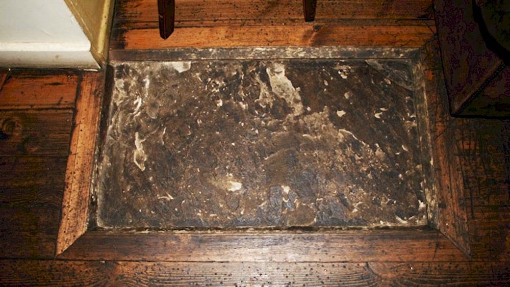 যে কবরে চাপা রয়েছে একটি হৃদয়বিদারক প্রেমের গল্প। যে প্রেম পূর্ণতা পায়নি।