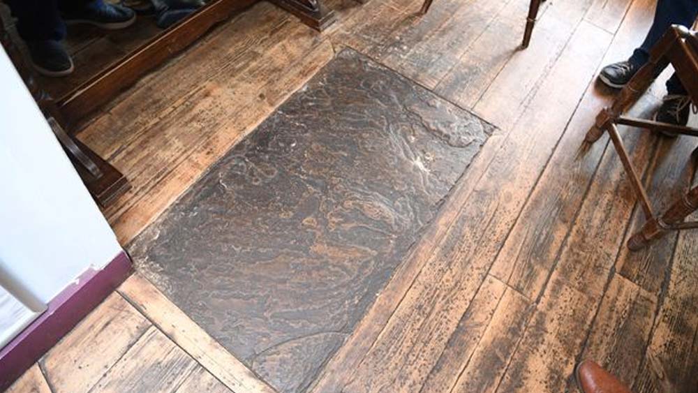 হোটেলে বারের নীচে আজও রয়েছে জুলিয়েটের কবর। একটি পাথরের স্ল্যাব ঢাকা।