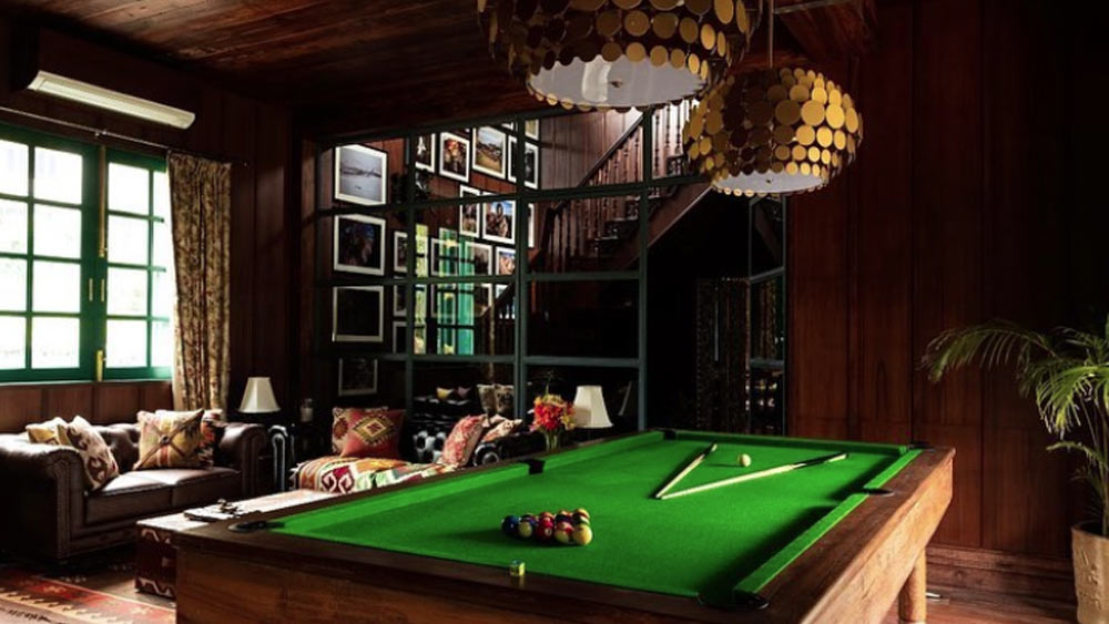  দোতলায় ওঠার সিঁড়ির পাশে রয়েছে বিলিয়ার্ড খেলার জায়গাও