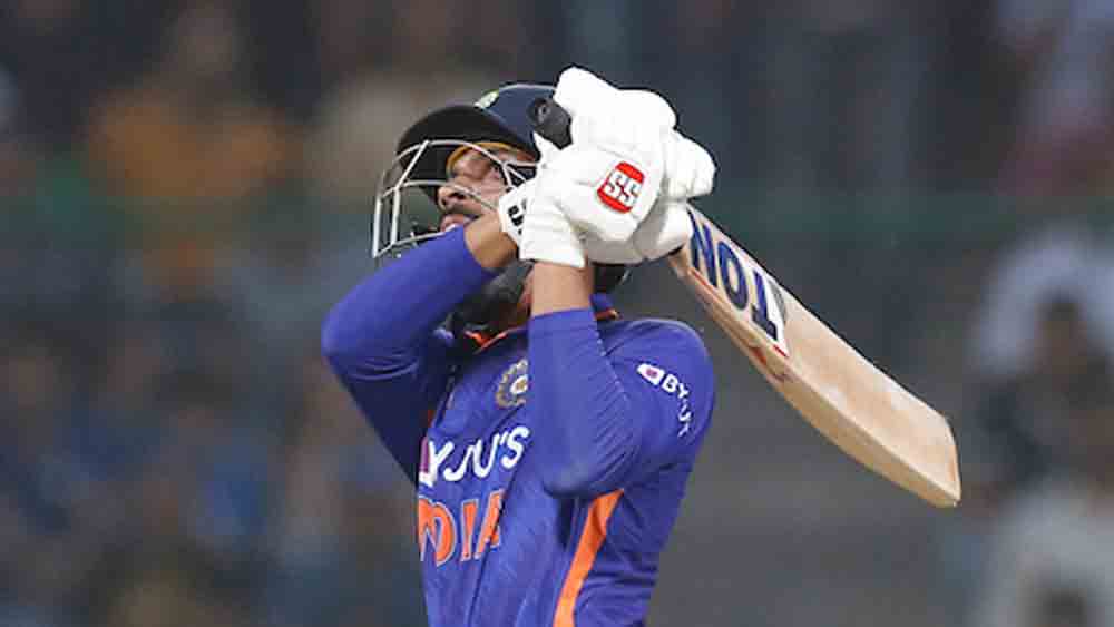 রুতুরাজ গায়কোয়াড়: ব্যাটে রান নেই। চার ম্যাচে করেছেন মাত্র ৮৬ রান। কিন্তু তিনি ছাড়া আর কোনও ওপেনার নেই। ফলে শেষ ম্যাচেও তাঁকেই দেখতে পাওয়ার সম্ভাবনা বেশি।