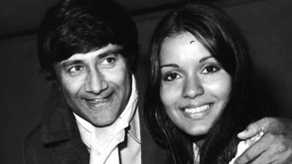 ১৯৭১ সালে মুক্তি পাওয়া ‘হরে রামা হরে কৃষ্ণা’ ছবির পরিচালক ছিলেন দেব আনন্দ। জিনাত আমন এবং মুমতাজ নায়িকার ভূমিকায় অভিনয় করেছিলেন। কিন্তু জিনাতের প্রতি আগ্রহ জন্মাতে থাকে দেব আনন্দের। তখন অবশ্য পরিচালক বিবাহিত, দুই সন্তানের বাবা।   