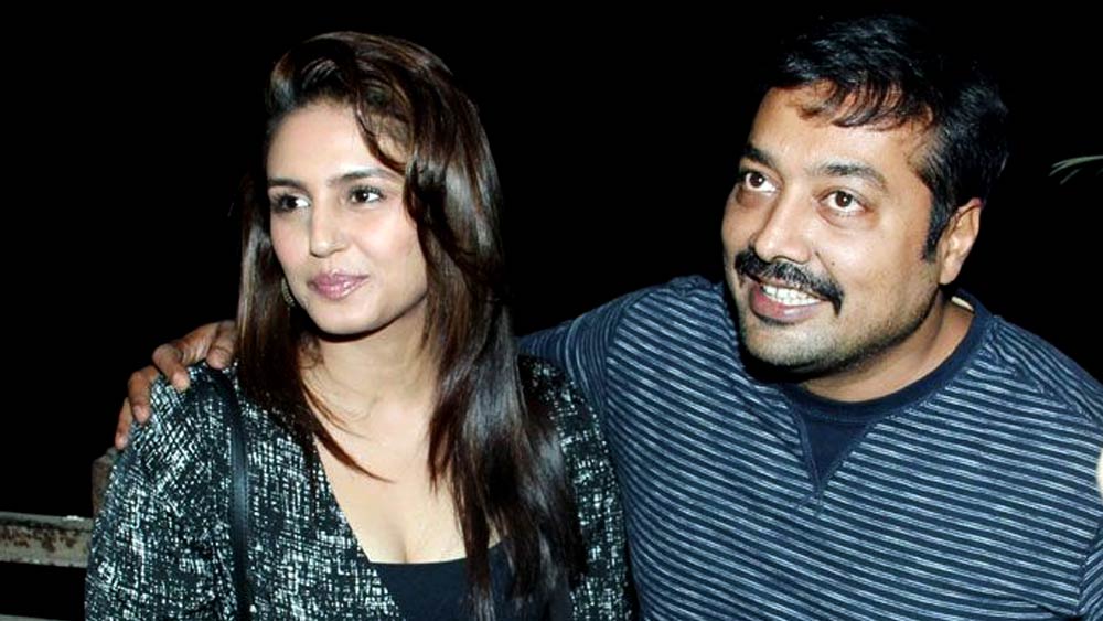 অভিনেত্রী হুমা কুরেশিকে বলিউডের পর্দায় প্রথম দেখা যায় অনুরাগ কাশ্যপের ছবিতে। এমনকি, তাঁদের দু’জনকে একসঙ্গে বহু অনুষ্ঠানে দেখা গিয়েছে। কানাঘুষো শোনা যায়, স্ত্রীর সঙ্গে সম্পর্কে টানাপড়েন চলাকালীনই হুমার সঙ্গে ঘনিষ্ঠ হতে শুরু করেন পরিচালক। তবে এক সাক্ষাৎকারে হুমা জানিয়েছেন, অনুরাগ শুধু মাত্রই তাঁর ভাল বন্ধু।