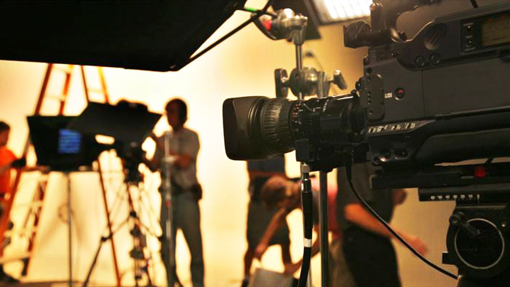 বড় পর্দার সিনেমা হোক বা ওটিটি প্ল্যাটফর্মের ওয়েব সিরিজ, শ্যুটিংয়ের স্থান বাছাই করাও গুরুত্বপূর্ণ। চিত্রনাট্যের সঙ্গে সামঞ্জস্য রেখে ‘লোকেশন’ পছন্দ করা হয়। কখনও ভারতের মধ্যে, কখনও দেশের বাইরেও যেতে হয়।