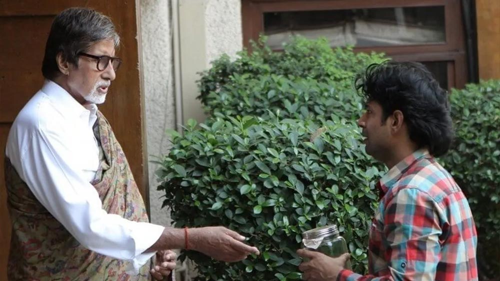 ‘বম্বে টকিজ’-এর অন্তর্গত ‘মুরাব্বা’ ছবির শ্যুটিং হয়েছে অভিনেতার বাড়িতে। অনুরাগ কাশ্যপ পরিচালিত এই ছবিতে অমিতাভ বচ্চন ও বিনীতকুমার সিংহ অভিনয় করেছেন। সিনেমার গল্প অনুযায়ী, অমিতাভ বচ্চনকে বলিউডের সুপারস্টার হিসাবেই দেখানো হয়েছে। সেই সূত্রে, অমিতাভের বাড়ি ‘প্রতীক্ষা’তে এই ছবির শ্যুটিং করেছেন অনুরাগ।