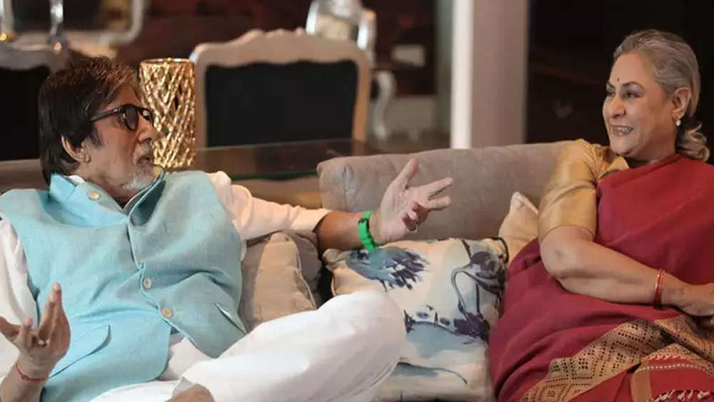 এ ছাড়াও, অর্জুন কপূর ও করিনা কপূর খান অভিনীত ‘কি অ্যান্ড কা’ ছবির শ্যুটিংও হয়েছে ‘বিগ বি’-র বাড়িতে। ভাল করে লক্ষ করলে অন্তর্মহলের সাজও ধরা পড়বে দর্শকদের সামনে।