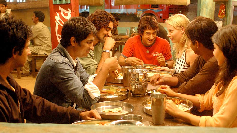 জয়পুরের নাহরগড় কেল্লাতে ‘রং দে বসন্তী’ বেশির ভাগ অংশ শ্যুট করা হলেও কিছু অংশ হরিয়ানার ‘পটোডী প্যালেস’-এ শ্যুট করা হয়।   