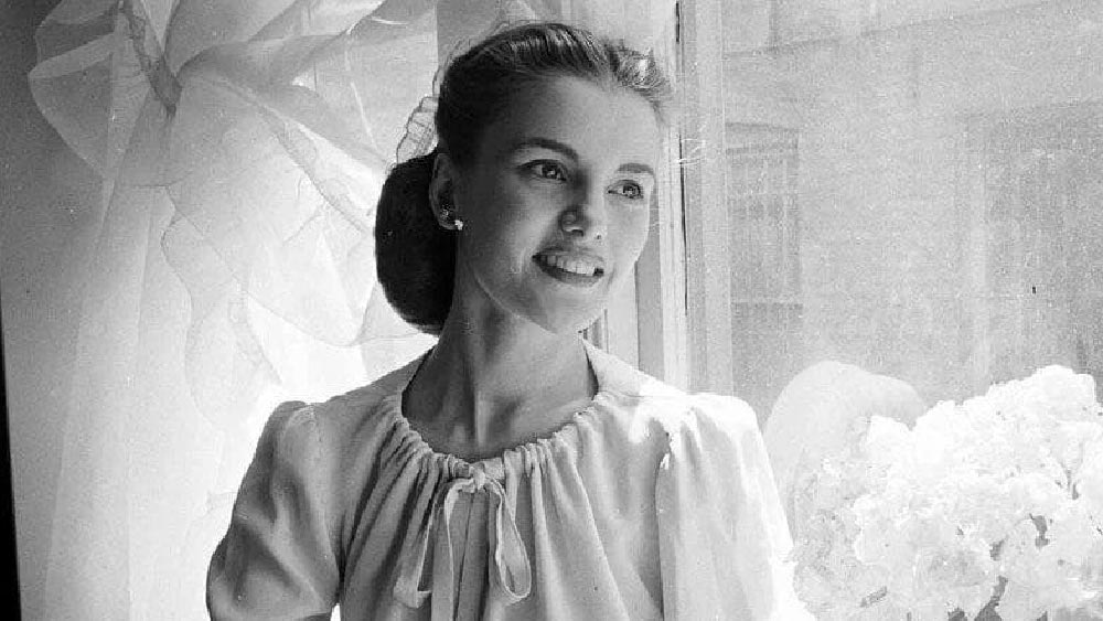 কেমব্রিজে অতি সাধারণ পরিবারের জন্ম বারবারার। তবে তিনি নিজেকে নিউ ইয়র্কের অভিজাত জগতে টেনে তুলেছিলেন। শহরের সেরা দশ সুন্দরীর এক জন বলা হত বারবারাকে। সমালোচকরা বলতেন, ওই ‘সম্পদ’-এর জোরেই ধনী স্বামী পেয়েছিলেন বারবারা। নিউ ইয়র্কের প্লাস্টিক ব্যবসার একচ্ছত্র ব্যবসায়ীর বিপুল সম্পদের একমাত্র উত্তরাধিকারী ব্রুক বিকল্যান্ডকে বিয়ে করেন। যদিও সেই বিয়ে শেষ পর্যন্ত টেকেনি।