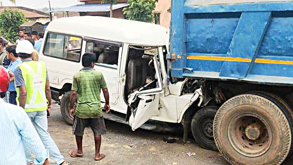 দুর্ঘটনাস্থলে: দাঁড়িয়ে থাকা ডাম্পারের পিছনে এই গাড়িটিই ধাক্কা মারে। বুদবুদে।