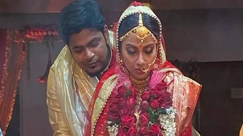 শুনতে অবাস্তব লাগলেও অনেক বিশেষজ্ঞ মনে করেন, বিয়ের প্রথম বছরটা খুবই সূক্ষ্ম। তা প্রেম করে বিয়েই হোক বা দেখাশোনা করে। 