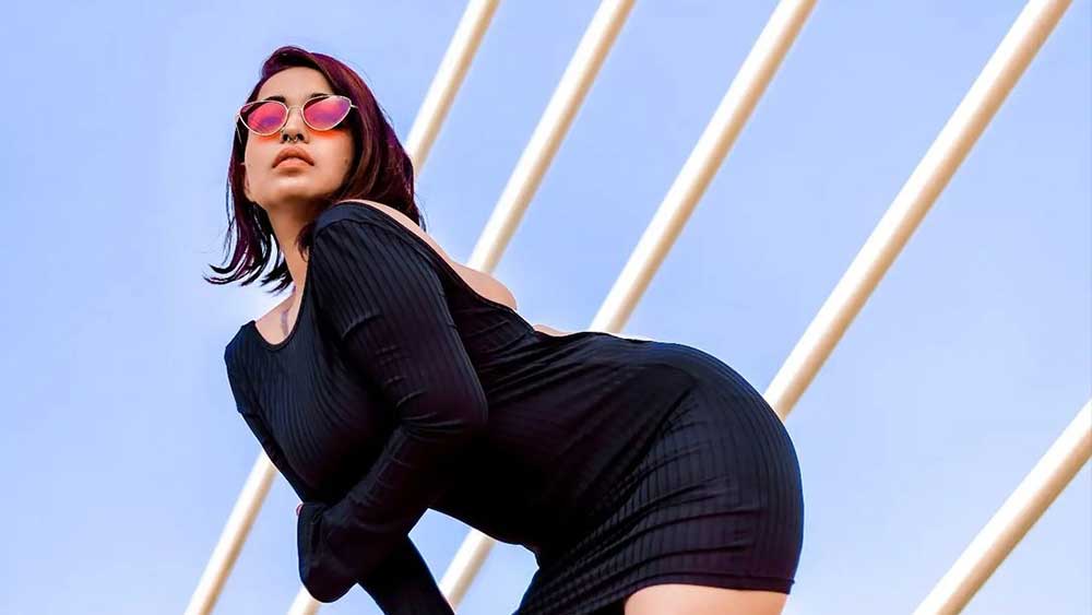 নাম ক্ষমা বিন্দু। কিন্তু এটি আসল নাম নয়। ২৪ বছরের এক তরুণী। গুজরাতের বডোদরার বাসিন্দা। তিনিই সম্ভবত ভারতের প্রথম মহিলা যিনি ‘নিজগামিতা’ বা সোলোগ্যামি–র পথে হেঁটেছেন। কারণ তিনি পৃথিবীতে সব থেকে ভালবাসেন নিজেকে। হয়তো অনেকেই বাসে! কিন্তু এই সাহস দেখানোর কলিজা পেয়েছেন এক মাত্র ক্ষমা।