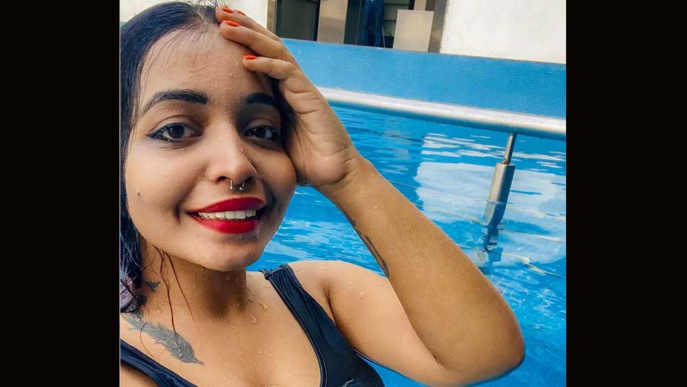 ক্ষমা উভকামী। পুরুষ এবং নারী, উভয়ের প্রতিই তাঁর সমান আকর্ষণ। তবে অন্যের প্রেমে নয়, নিজেরই প্রেমে পড়ে যান ক্ষমা। যৌন এবং মানসিক আকর্ষণ অনুভব করেন নিজের প্রতিই।