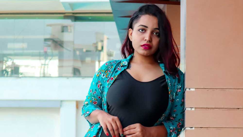 তবে হাল ছাড়েননি ক্ষমা। রাতের পর রাত জেগে দক্ষিণ আফ্রিকায় থাকা বাবা এবং আমদাবাদে থাকা মা-কে রাজি করানোর চেষ্টা করে যান তিনি। প্রথমে রাজি না থাকলেও অবশেষে তাঁরা রাজি হন। অনেকটাই চাপমুক্ত হন তিনি।