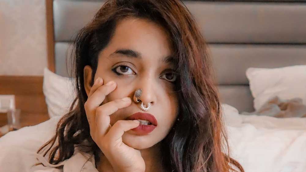 এর পরের যাত্রাও খুব একটা সহজ ছিল না। বিয়ে করবেন বললে তো আর বিয়ে করা যায় না। বিয়ের সরঞ্জাম থেকে শুরু করে পুরোহিত, সব জোগাড় করতে কালঘাম ছোটে ক্ষমার। কারণ নিজেকে বিয়ে করবেন শুনেই নাক সিঁটকোচ্ছেন অনেকে। তবে হাল ছাড়েননি ক্ষমা। অবশেষে জোগাড় হয় পুরোহিতও।