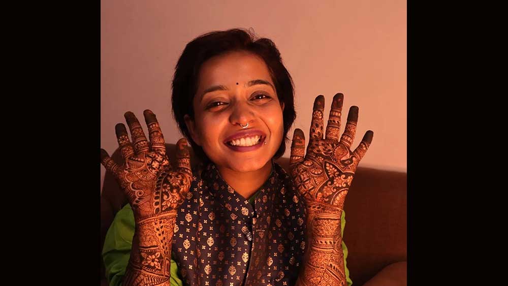 তবে এতেও কিচ্ছু যায়-আসেনি। বাছাই করা কিছু বন্ধুর উপস্থিতিতে বুধবার সন্ধ্যায় নিজের সিঁথিতে সিঁদুরদান করেন ক্ষমা। ক্ষমা ইনস্টাগ্রামে গায়ে হলুদ এবং মেহেন্দি অনুষ্ঠান-সহ বিভিন্ন আচারের ছবি শেয়ার করেছেন।