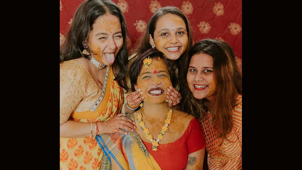 ক্ষমার পরিবার এবং বন্ধুদেরকেও তাল মিলিয়ে আনন্দ করতে দেখা গিয়েছে এই সব ছবিতে। একটি ভিডিয়োয় দেখা গিয়েছে, যজ্ঞের আগুনের চারপাশে ঘুরে নিজের সঙ্গেই সাত পাকে বাঁধা পড়ছেন ক্ষমা।