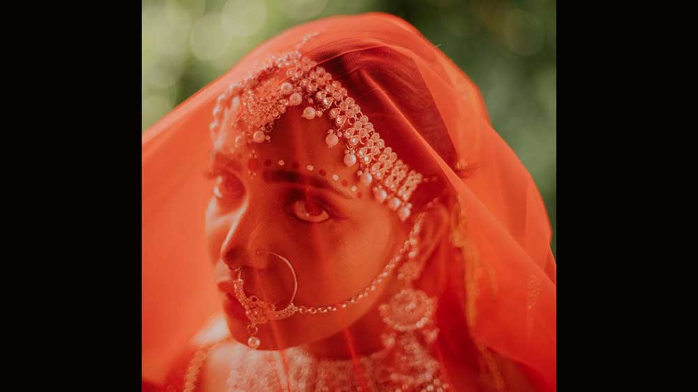 নিজেকে বিয়ে করতে চেয়ে এবং করে আলোড়ন ফেললেন তিনি। বয়স মাত্র ২৪।