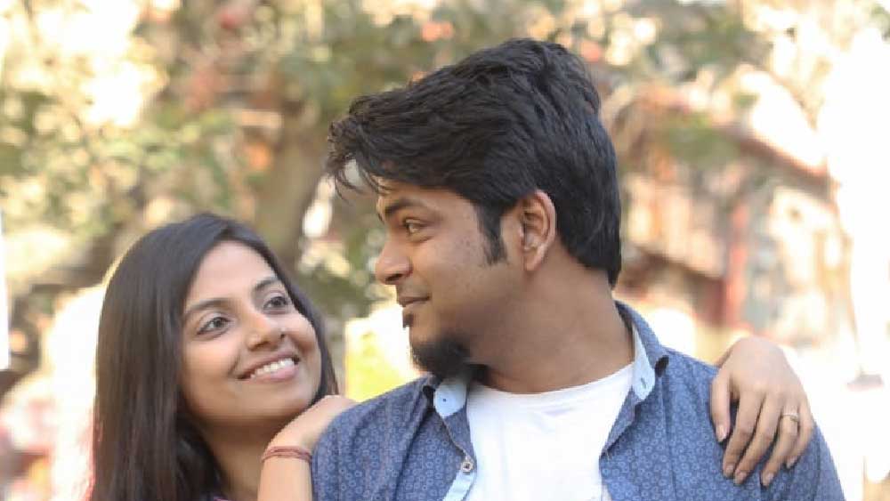 কী ভাবে আলাপ হয়েছিল দুর্নিবার-মীনাক্ষির? টলি পাড়ার অন্দরে গুঞ্জন, নেটমাধ্যমে সূত্রে আলাপ হয়েছিল দু’জনের। অতঃপর, প্রেম এবং বিয়ে।