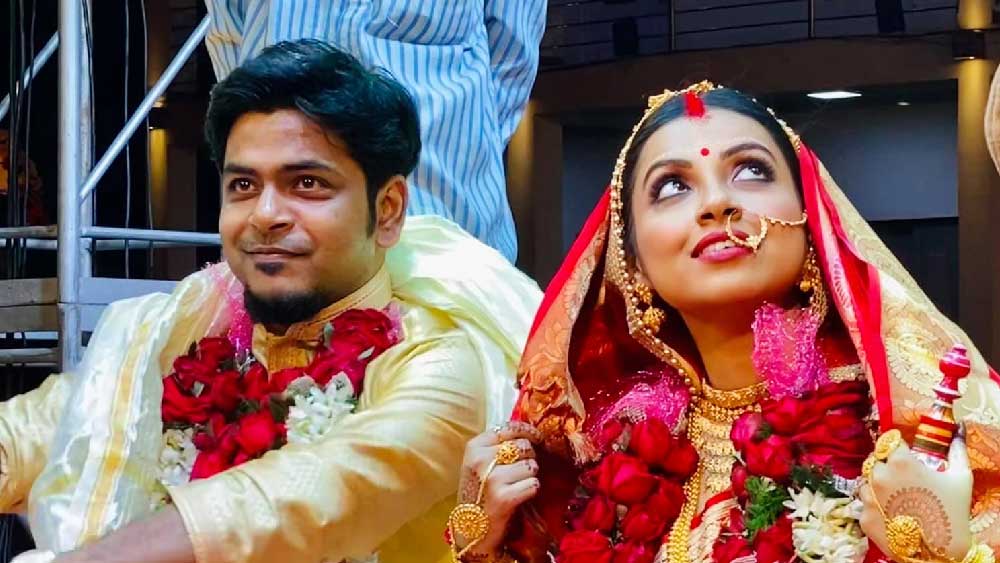২০১৭-য় আইনি বিয়ে করেন তাঁরা। ২০২১-এ ঢাক-ঢোল পিটিয়ে সামাজিক বিয়ে সেরে ফেলেন। তার পর বেশ কাটছিল দিন, কিন্তু কী এমন হল যে দাম্পত্য একেবারে তলানিতে এসে ঠেকল?