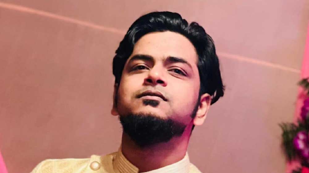 একটি রিয়্যালিটি শোয়ে গানের সূত্র ধরে প্রচারের আলোয় আসেন দুর্নিবার। হেমন্ত মুখোপাধ্যায় এবং মান্না দে-র গানের ভক্ত দুর্নিবার নিজের অন্য রকম গলা এবং স্বকীয়তার জোরে নজরে আসেন রিয়্যালিটি শোয়ের বিচারকদের।