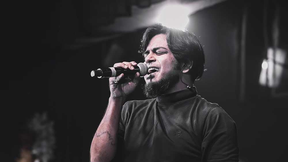 নাম হতেই একাধিক অনুষ্ঠান, নামীদামি শিল্পীর সঙ্গে রেকর্ডিং এবং মঞ্চ ভাগ, নিজস্ব অ্যালবাম— কি না পেয়েছেন দুর্নিবার। শুরু করেন নিজের ইউটিউব চ্যানেল। তাতেও খুব কম সময়েই সাফল্য।