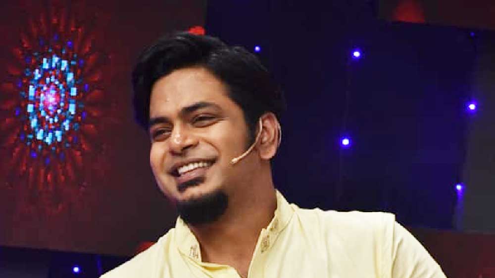 উন্নতি আসা সত্ত্বেও শান্ত স্বভাবের লাজুক এই ছেলের ব্যবহারে বিশেষ পার্থক্য আসেনি। আত্মভোলা এবং খামখেয়ালি দুর্নিবার গান গাওয়া ছাড়াও মাঝেমধ্যেই বেরিয়ে পড়তেন ক্যামেরা হাতে। আর তাঁর এই খামখেয়ালিপনার কারণেই হয়তো তাঁর প্রেমে পড়েন মীনাক্ষি।