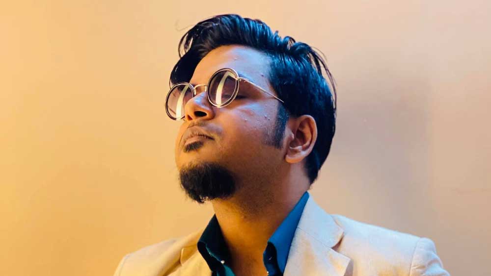 মীনাক্ষি সঙ্গীতের একনিষ্ঠ ভক্ত। টুকটাক গানও গাইতেন। নেটমাধ্যমে কিছু দিন কথা বলার পর তাঁর প্রেমে পড়েন দুর্নিবার। ভালই চলছিল তাঁদের মাখোমাখো প্রেম। আইনি বিয়ের পরও দু’বছর নিজেদের সামাজিক বিয়ে থেকে দূরেই রেখেছিলেন তাঁরা।