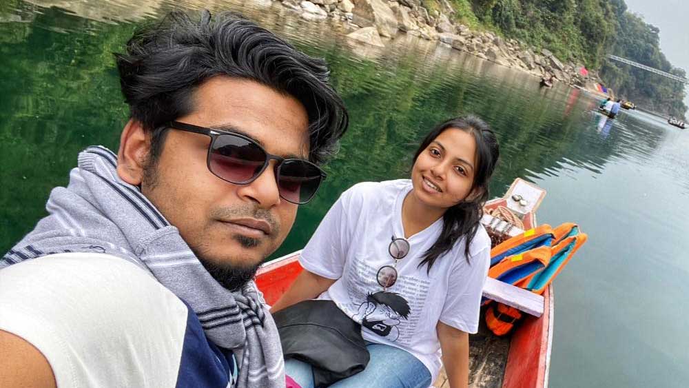 ২০২১-এ সামাজিক স্বীকৃতি দিয়ে মীনাক্ষিকে নিয়ে সংসার শুরু করলেও বছর ঘুরতে না ঘুরতেই শুরু তাঁদের বিচ্ছেদের কানাঘুষো। সবার মনেই একই প্রশ্ন। কী এমন হল যে, সংসার শুরু করতে না করতেই সেই সম্পর্কে ইতি টানতে চাইছেন দম্পতি?