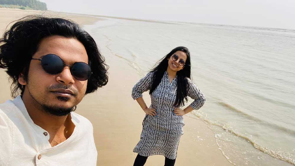 শোনা যাচ্ছে, মিউজিক ইন্ডাস্ট্রি এবং ফিল্ম ইন্ডাস্ট্রির বাইরের কোনও ব্যক্তির সঙ্গে সম্পর্ক থেকে থাকতে পারে দুর্নিবারের। যিনি নিজে ফিল্ম বা গানের দুনিয়ার সঙ্গে যুক্ত না হলেও কোনও তারকার সঙ্গে কাজের সূত্রে তিনি জড়িত থাকতে পারেন। তবে এ সবই জল্পনা। কিন্তু কোথাও যে একটা সমস্যা হয়েছে এবং তার জন্য দুর্নিবারের বিয়ে যে ভাঙতে চলেছে, তা শোনা যাচ্ছে।