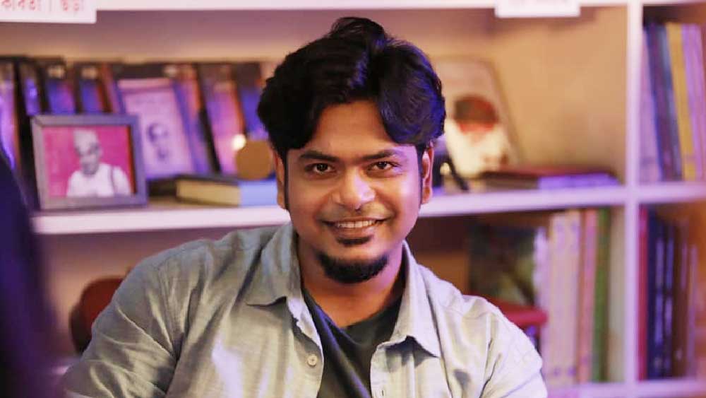 গুঞ্জন, ওই যুবতীর প্রেমে হাবুডুবু খাচ্ছেন দুর্নিবার। স্ত্রী থাকতেও হঠাৎ করেই মন দিয়ে ফেলেছেন অন্য নারীকে। আর সেই নারীতেই নাকি মজেছেন দুর্নিবার। যা জানতে পেরে মীনাক্ষির সঙ্গে তাঁর দাম্পত্যকলহ নাকি চরমে পৌঁছেছে।