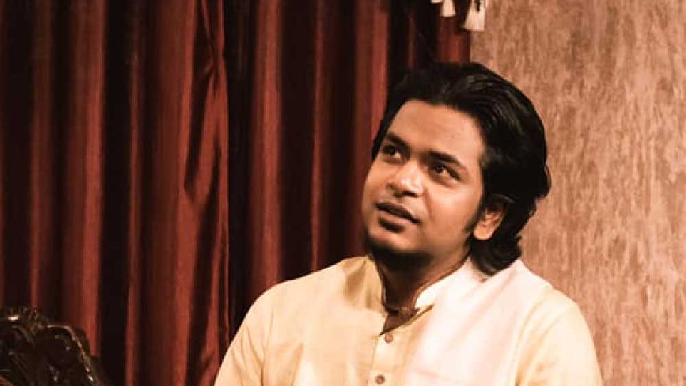 টলিপাড়ার আনাচে-কানাচে যে জল্পনা ঘুরে বেড়াচ্ছে তা অনুযায়ী, কাজের সূত্রেই নাকি ওই মহিলার সঙ্গে আলাপ দুর্নিবারের।