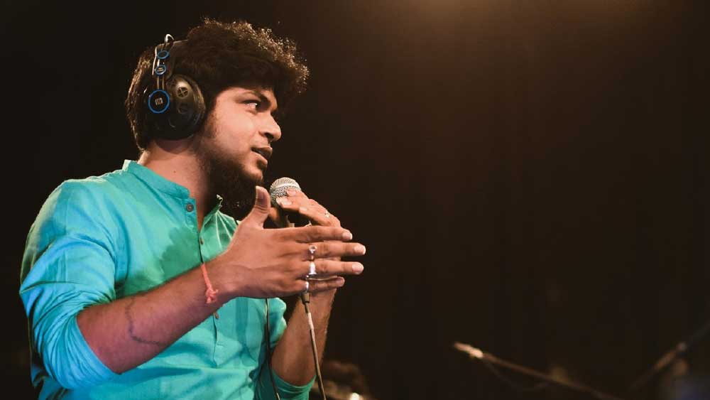 তবে দুর্নিবারের এই প্রেমের গল্প সত্যি না কি নিছকই জল্পনা, তা জানতে মুখিয়ে আছে ভক্তকূল। পাশাপাশি অন্য কোনও কারণে তাঁদের প্রেম ভেঙেছে কি না, তা জানতেও মরিয়া অনুরাগীর দল।