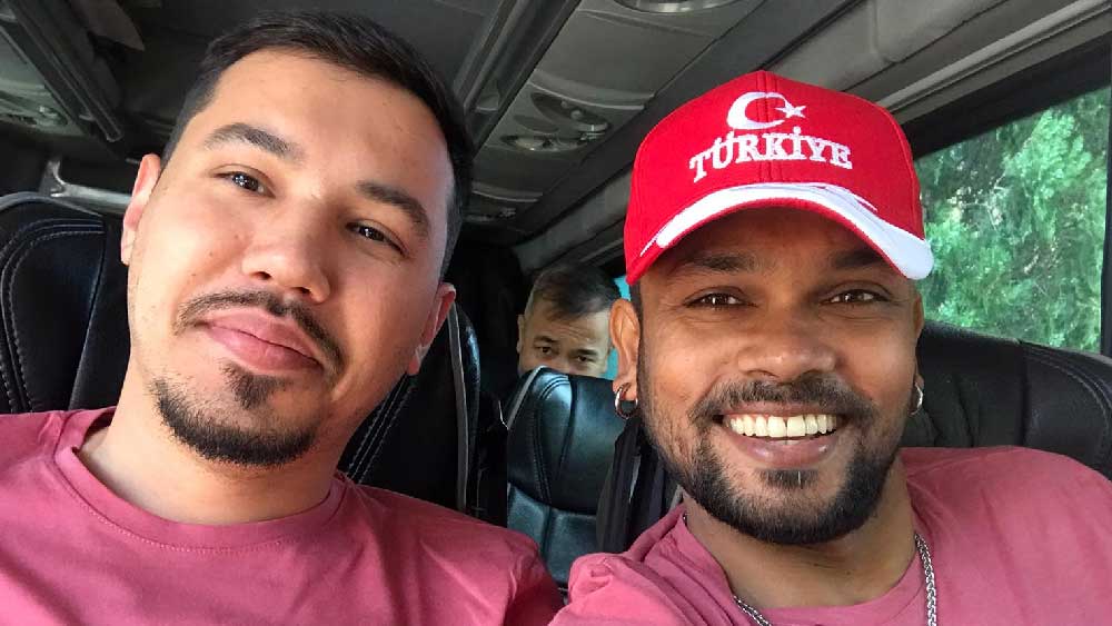 টিম বাসে সতীর্থের সঙ্গে রোমিয়ো নাথ (ডান দিকে)।