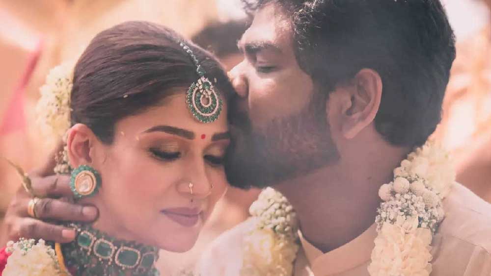 তাঁর সাত বছরের প্রেমিককে বিয়ে করলেন দক্ষিণী নায়িকা নয়নতারা। প্রেমিক, পরিচালক ভিগনেশ শিবান।