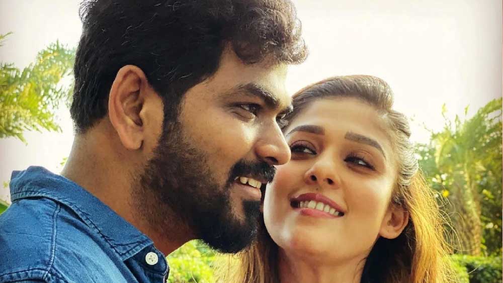 মহাবলীপূরমের একটি বিলাসবহুল হোটেলে বসে তাঁদের বিয়ের আসর। পরিবার ও কাছের মানুষদের নিয়ে বিয়ে সেরেছেন নয়নতারা ও ভিগনেশ।