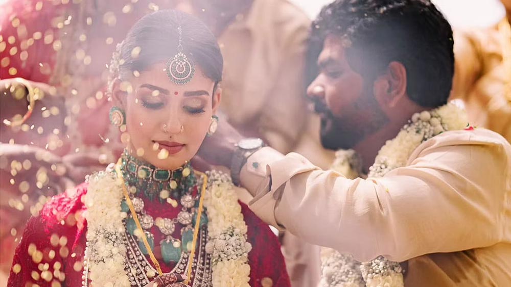 কোভিড থেকে সেরে উঠেই সাতসকালে বিয়ের অনুষ্ঠানে পৌঁছে যান শাহরুখ। তাঁর নতুন ছবির ‘জওয়ান’-এর নায়িকা নয়নতারা।