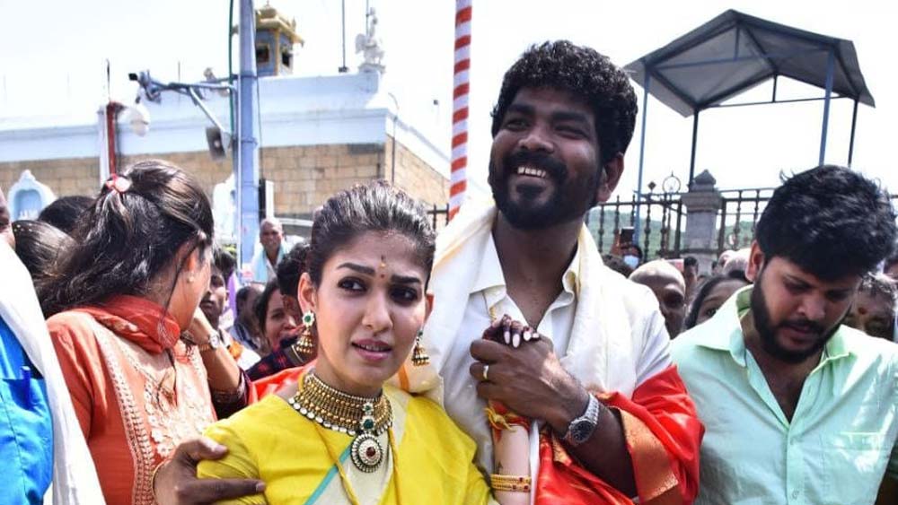 বিয়ের পর দিনই নবদম্পতি তিরুপতি বালাজিতে পুজো দিতে যান। হাতে হাত ধরে লাইনে দাঁড়িয়ে পুজো দেন দু’জনে।