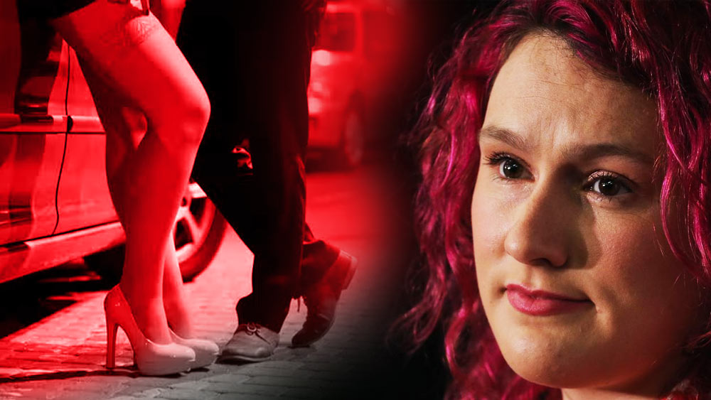 ২০১৩ সাল। সিডনির একটি পানশালার বাইরে সদ্য পরিচিত এক যুবক মুলিনসের সঙ্গে যৌন্সম্পর্কে লিপ্ত হন। মুলিনসের দাবি, তিনি বার বার ‘না’ বলেছিলেন। তাঁর আপত্তি কানে তোলেননি সেই যুবক। ধর্ষণের অভিযোগে ওই যুবকের বিরুদ্ধে মামলা করেন তিনি।