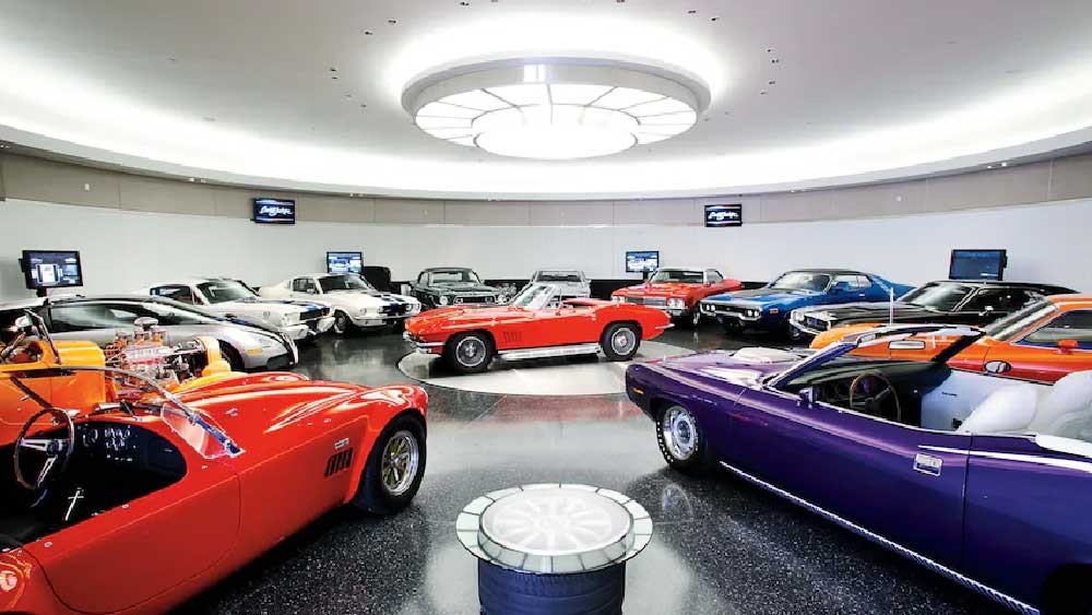 বিলাসবহুল গাড়ি নিশ্চয়ই দেখেছেন। কিন্তু বিলাসবহুল গাড়ির গ্যারাজ কখনও দেখেছেন? ব্যারেট-জ্যাকসন অকশন সংস্থার সিইও ক্রেগ জ্যাকসনের ব্যক্তিগত গ্যারাজ দেখলে চোখ ধাঁধিয়ে যাবে। গ্যারাজটি রয়েছে অ্যারিজোনার স্কটসডেলে। 