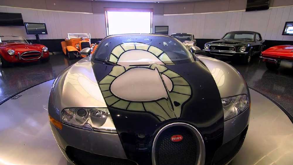 গ্যারাজের দেওয়ালে চামড়া জাতীয় আবরণ দেওয়া রয়েছে। টেরাজোর প্রলেপ দেওয়া মেঝে একেবারে ঝাঁ চকচকে। 