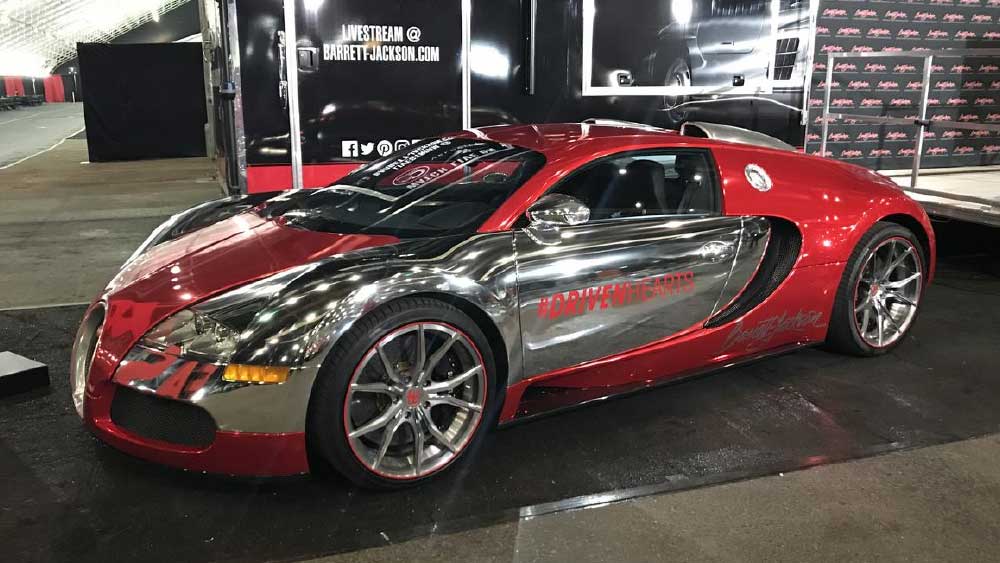 গ্যারাজকে ঝাঁ চকচকে করতে আলোর ব্যবহারের দিকেও গুরুত্ব দিয়েছেন ক্রেগ। আলোর রোশনাইয়ে গাড়িগুলির ঔজ্জ্বল্য দ্বিগুণ বেড়েছে। 