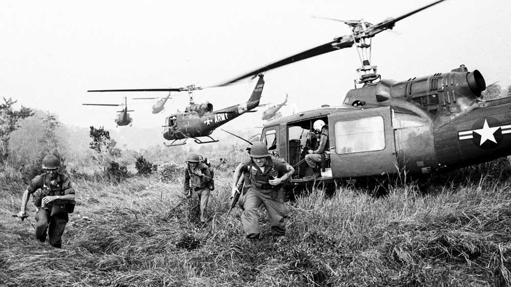 রণনীতি ও সেনাবাহিনীর দিক দিয়ে সব দেশের চেয়ে এগিয়ে থাকা আমেরিকা ভিয়েতনাম-যুদ্ধে (১৯৫৪-১৯৭৫) পরাজয়ের পর জোর ধাক্কা খায়। ৬০ হাজারের কাছাকাছি আমেরিকান সৈন্য প্রাণ হারান। অন্যান্য দেশের ক্ষেপণাস্ত্র, এয়ারক্র্যাফ্ট কী ভাবে বানানো হয়েছে, তা নিয়ে আমেরিকা সতর্ক হয়।