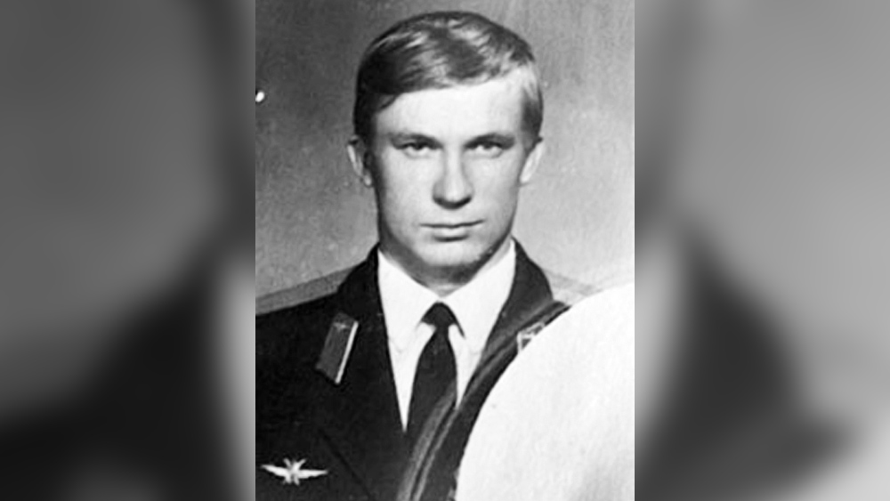 এমআইজি-২৫ নিয়ে রাশিয়ার এত রাখঢাক, নেটো আধিকারিকেরা এই বিমানের একটি গুপ্ত নাম রাখেন, তা হল— ‘ফক্সব্যাট’। অবশেষে রণে ভঙ্গ দিলেন রাশিয়ারই এক জন বিমানচালক। ভিক্টর ইভানোভিচ বেলেঙ্কো। চুগুইয়েভকা অঞ্চলের অন্তর্গত সোভিয়েত এয়ার ডিফেন্স ফোর্সের ৫১৩ নং ফাইটার রেজিমেন্টের পাইলট ছিলেন তিনি।