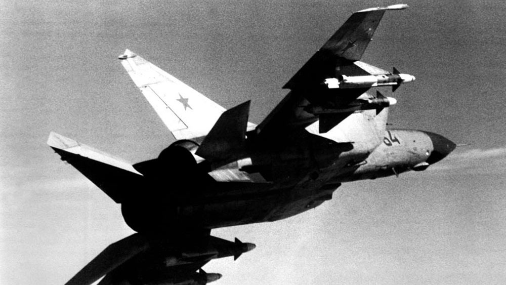 ১৯৭৬ সালে ৬ সেপ্টেম্বর ভিক্টর ফক্সব্যাট নিয়ে পাড়ি দেন জাপানের উদ্দেশে। কিন্তু বিমানটি বেশি উচ্চতায় নিয়ে গেলেই রাশিয়ার হাতে ধরা পড়ে যাওয়ার সম্ভাবনা প্রবল। তাই ১০০ থেকে ১৫০ ফুটের মধ্যে রেখে ভিক্টর বিমান চালাতে থাকেন। কিন্তু এত কম উচ্চতায় চালানোর জন্য জ্বালানির খরচও বেশি।